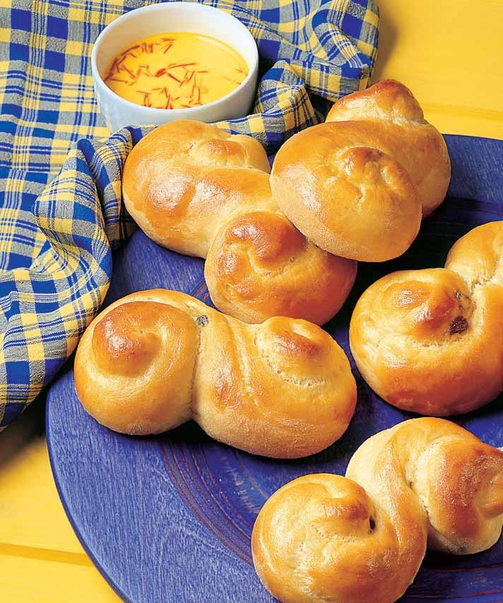 Kofienûná esíãka 1 Buchty 1 Vanilínov cukr nastrouhaná kûra z 1 omytého citrónu 1 /4 KL mletého badyánu 1 /4 KL mleté skofiice 1 vejce 260 ml vlaïného mléka 12 PL oleje 30 g rozinek Na potfiení: 1