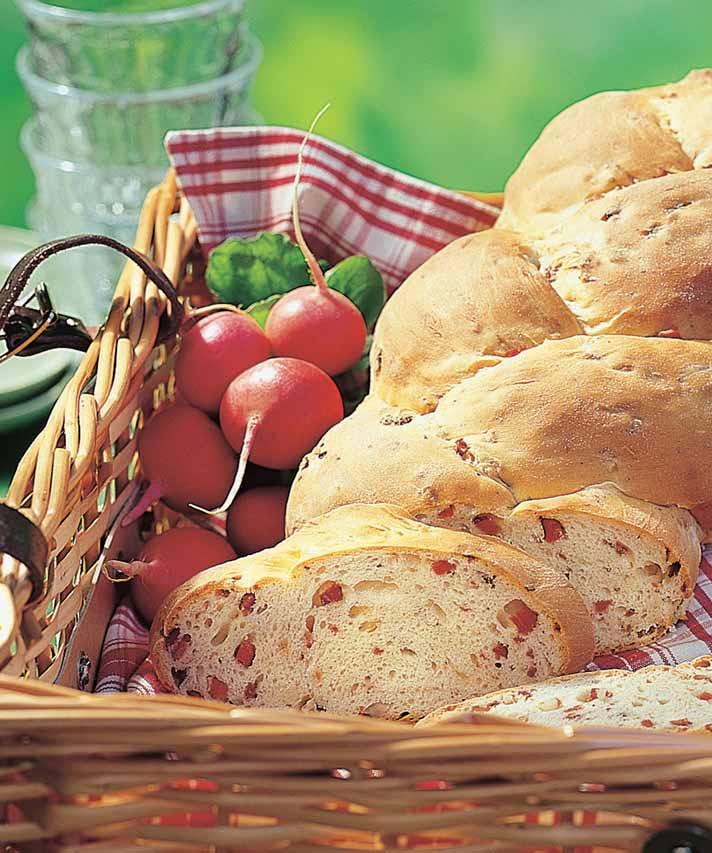 Slaninov pletenec 2-3 PL oleje 200 g libové anglické slaniny 450 g hladké mouky 1 DroÏdí 1 1 /2 KL soli petka cukru 150 ml vlaïného bílého vína 150 ml vlaïného mléka 1.