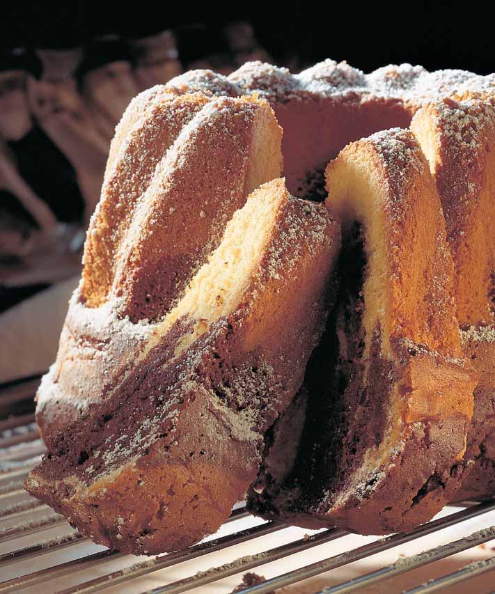 Sváteãní mramorová bábovka Na tûsto: 350 g polohrubé mouky nastrouhaná kûra z 1 omytého citrónu 1 Kypfiicí prá ek do peãiva 250 ml mléka 2 PL rumu 140 g zmûklého másla 220 g mouãkového cukru 1