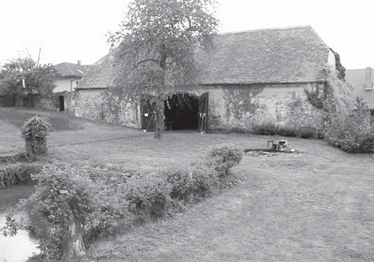 16 Život v Rudné Úspěšná výstava ve farní stodole Stodola farního statku v Hořelici má za sebou více než dvě století pevné žulové existence a mnoho, mnoho radostných a snad i láskyplných událostí.