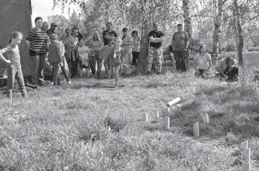 Začali jsme finskou hrou Mölkky. Je to jednoduchá hra, při které se házecím kolíkem hází na 12 očíslovaných kolíků s cílem shodit určitý počet tak, aby bylo dosaženo 50 bodů.