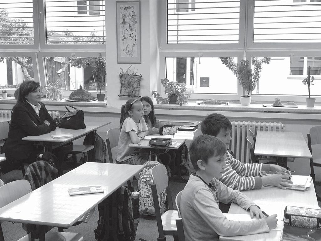 stávajících budov školy a krátce je seznámili se studiemi nové přístavby.