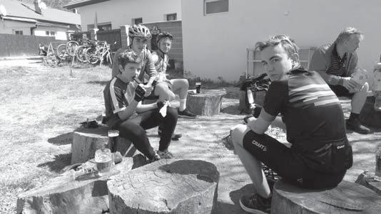 30 Život v Rudné Skautské středisko Balvan Rudná Velký pátek na kole aneb Rysbike tým v akci Na Velký pátek část družiny Rysů vyrazila na cyklovýlet.