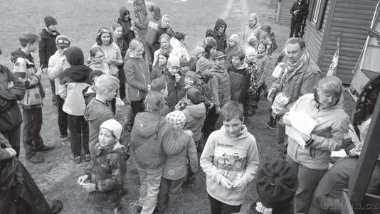Nakonec přece jen déšť na chvíli polevil a Veverky a Rysové se vydali na trať, kde zaujali místa rozhodčích u jednotlivých etap.