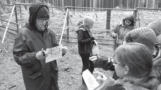 Jídelna byla bohužel malá, takže jsme se tam všichni najednou nevešli, ale na zahřátí nám postačila. Po večeři přestalo pršet úplně a my až do tmy hrály hry, při kterých jsme se hodně nasmáli.
