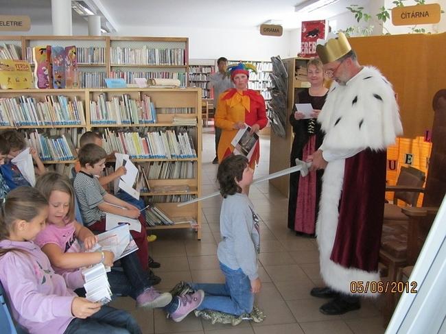 MĚSTSKÁ KNIHOVNA PASOVÁNÍ PRVŇÁČKŮ NA ČTENÁŘE úterý 11.