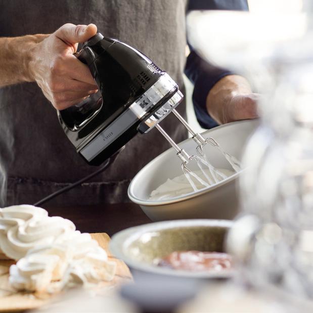 BAKING Pieczenie Pečení Pečenje Pečenie אפיה Whatever you re creating, our powerful and versatile Speed Hand Mixer and range of accessories will inspire you throughout your culinary journey.