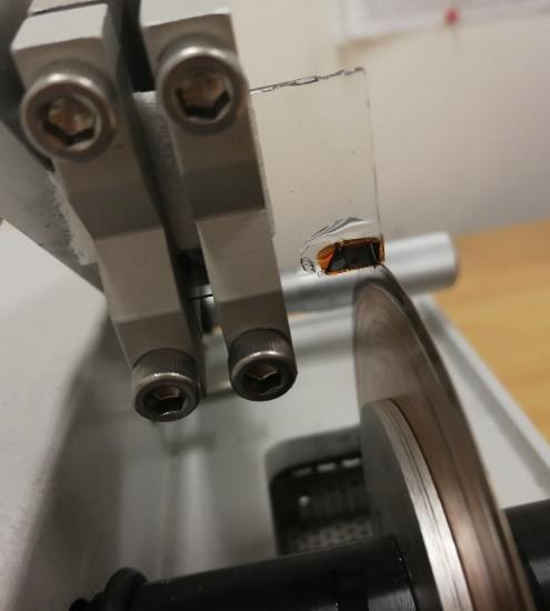Obrázek 2: Pomaloběžná pila IsoMet Takto nařezané plátky byly dále ztenčovány a leštěny na brusném (střední velikost zrna d = 30 μm) a dvou leštících (6 a 1 μm) diamantových blánách v
