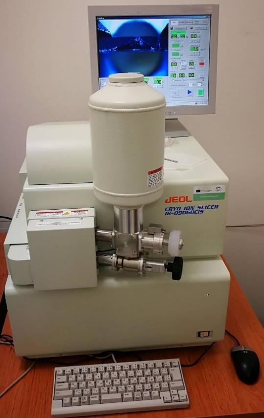 a) b) c) Obrázek 5: Cryo Ion Slicer IB 09060 CIS (a), vzorek po 1. fázi (b), vzorek po 2.