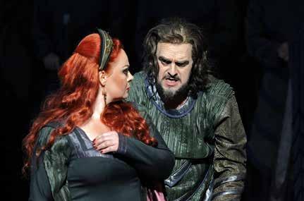 A jeho Lohengrin, jakkoli vznosně zpívající, nebyl ani tak nadpozemsky dokonalý rytíř, jako i ve scéně s Elsou lidsky uvěřitelný muž. Wagnerův Lohengrin exponuje šest postav.