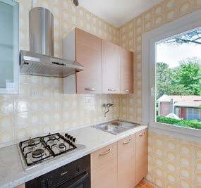 m parkovací místo, krb a předzahrádka (přízemní apartmány) - 1 ložnice s manželskou postelí, obývací místnost s rozkládacím gaučem pro 2 osoby, kuchyňský kout v rámci obývacího pokoje, sociální