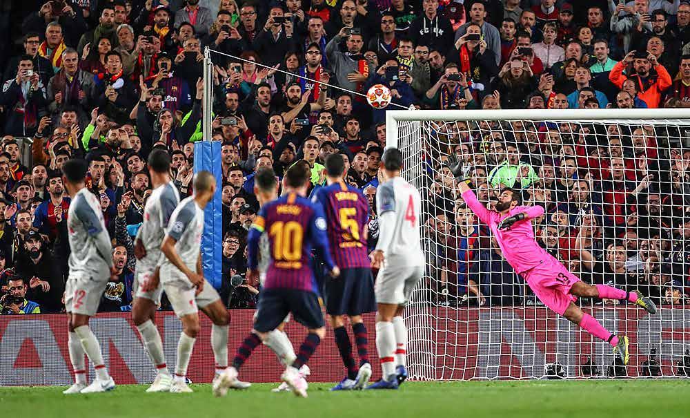 40 EVROPSKÉ POHÁRY EVROPSKÉ POHÁRY 41 Messi kouzlil, Barca blízko finále MOHAMED SALAH V NEJVĚTŠÍ ŠANCI TREFIL JEN TYČ A LIVERPOOL TAK NA CAMP NOU VYŠEL GÓLOVĚ NAPRÁZDNO.