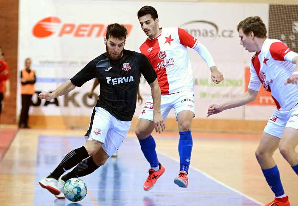 56 FUTSAL FUTSAL 57 vý náskok, uvědomoval si trenér Chrudimi Felipe Conde. První gól Bagatiniho nás vrátil do života.