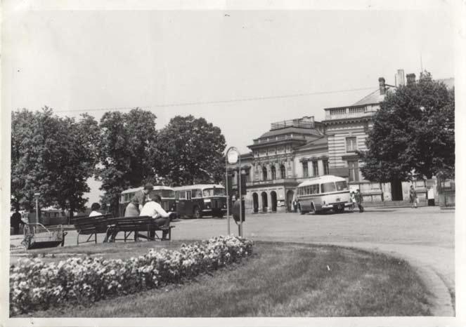 Obr. 94: Pohled na Hankův dům po úpravě portiku, 1966