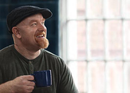 umožňují lepícímu materiálu sledovat pohyby těla a přizpůsobit se jim Unikátní tvar podložky zakřivený do kulata speciálně pro stomie v bouli Méně záhybů na lepícím materiálu Ploché lepící materiály
