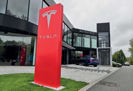 Ta v nejbližší době doplní Teslu i do svého showroomu, kterému již dnes dominují auta prestižních značek.