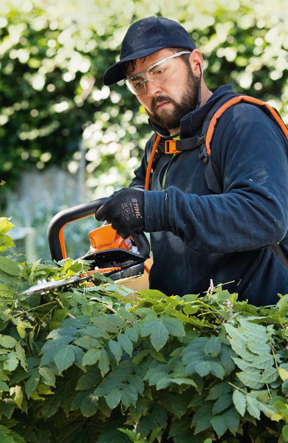 Zahradní nůžky a prodloužené zahradní nůžky HS 82 R 22, cm 3, 0, kw/1,0 k, ab 5,4 kg a. Profesionální nářadí s nízkou rychlostí nožů pro intenzivní stříhání.