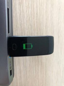 Po zapojení do USB nabíječky se na displeji náramku zobrazí ikona nabíjení.