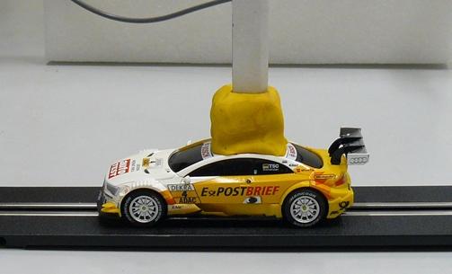 v případě, že zanedbáme tření (f = 0), [1]: a = g(m 2 fm 1 ) m 1 + m 2 (1) Zrychlení je podle druhého Newtonova zákona definováno vztahem (2) a = F m, (2) kde F je íla půobící na těleo a m je hmotnot