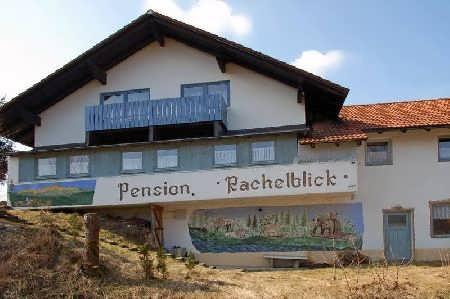 Popis nemovitosti: Východní pohled Suterén plně podsklepený Část majetku, předmět hodnocení má 902,3 / 1000 MEA, dům byl zřejmě počátek 90.
