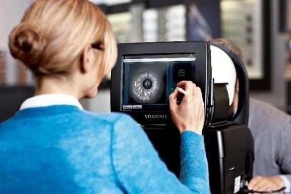 Rodenstock. Subjektivní refrakce byla měřena pomocí foropteru a projekčního optotypu značky Huvitz.