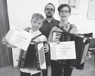Mořský příliv rafinovanou krabicí simuloval a další rytmiku a melodiku ovládal Daniel Mikolášek (dále mj.