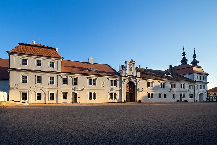 Summary M i l ý h o s t é, Milí hosté, Pronájem sálů vítáme Vás v bývalém Zámeckém pivovaru, památce UNESCO a místě narození Bedřicha Smetany. V ruce držíte ubytovací řád Evropského školicího centra.