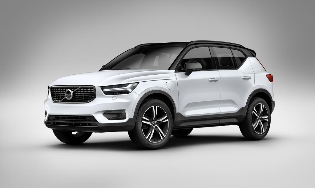 OBSAH Motorové varianty 2 Prodloužená záruka 5 Standardní výbava 6 Pakety 15 Audiosystémy a multimédia 18 Bezpečnost 20 Vnitřní volitelná výbava 22 Vnější volitelná