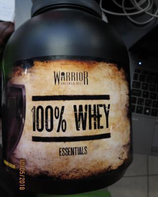 Nejakostní potravina WARRIOR 100% Whey Essentials (Banana Cream) Na obale