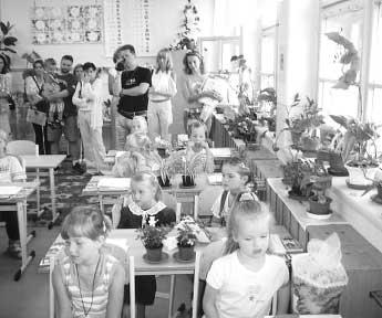 První rok kolní docházky Ve dvou tfiídách se uãí celkem 40 prv- ÀáãkÛ. Tfiídními uãitelkami jsou Mgr. Dagmar Liãmanová ( na snímku) a Mgr. Miroslava Stfie ínková.