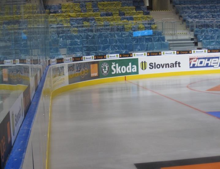 2. Vybavení ledové plochy mantinely, reklamy Mantinely Mantinel je vytvořen jako skládaná konstrukce z panelů délkového modulu 3m a obloukových modulů.