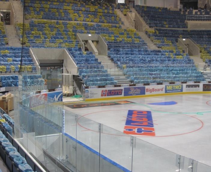 Technické parametry: Rozměr ledové plochy : 58 x 28 m Rádius oblouků : 9 m Výška hrazení od povrchu betonové plochy : 1210 mm Modul jednotlivých dílů : 3000/2760 mm Vrata pro rolbu (1 kus) : 3000 mm