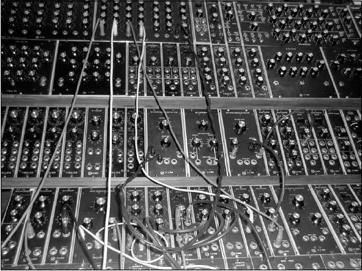 pásma) SPEED vybírá jeden z osmi syntezátorových zvuků MODE nastavuje ladění Attack Synth - založen na efektu Korg