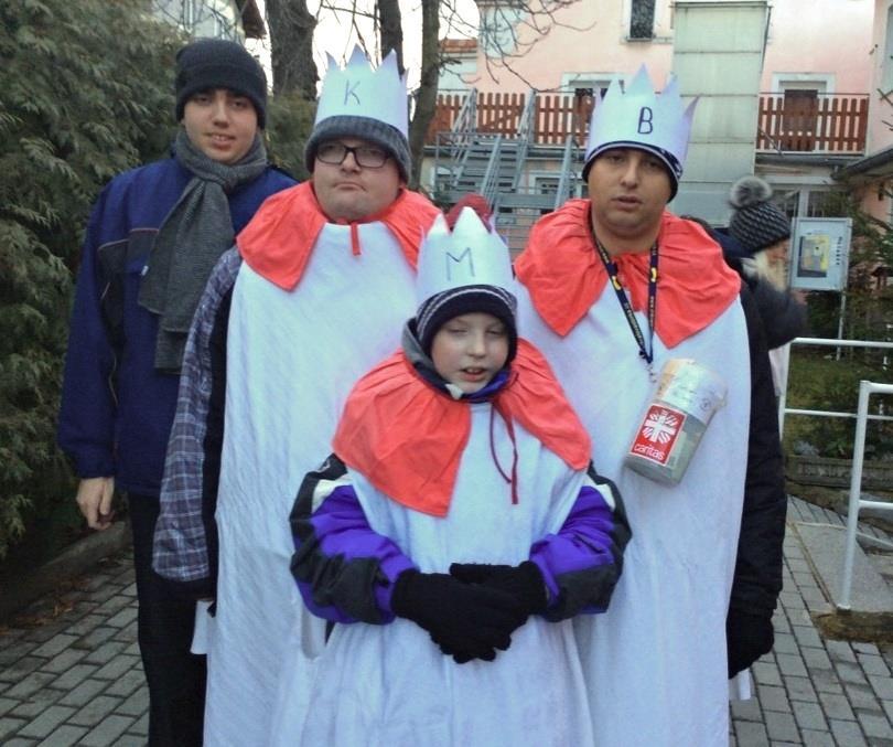Poprvé jsme vyšli do ulic po vánočních prázdninách v pondělí 7. ledna. Stejně jako v minulých letech se na obchůzku vydaly dvě skupinky koledníků.