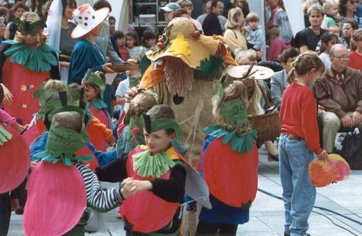 NĚKTERÉ ZAJÍMAVÉ AKCE V ROCE 2003 Návštěvníci si v roce 2003 mohli vybrat z pestré programové nabídky, která zahrnovala akce nejrůznějšího charakteru od městských slavností, přes výstavy až ke