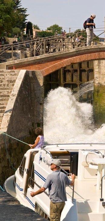 skrz kopec, přes 6 zdymadel do výše, 52 km dlouhý úsek plavebního kanálu bez
