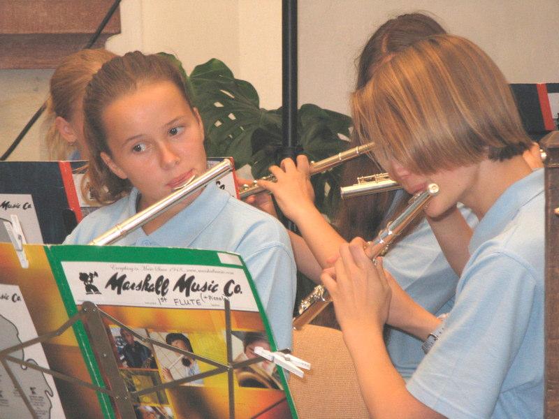 !,"#&-&'. +.&"*%/&'+'. Píležitost pro mladé hudebníky hrát v dechovém i smycovém symfonickém tlese. Hra ve velkých orchestrech má blahodárný vliv na fyzický a psychický vývoj mladého lovka.