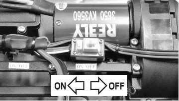 Pokud se model zastaví, vypněte model (přepínač On/Off dejte do polohy OFF ; viz obrázek vpravo). Nikdy se nedotýkejte kol ani pohonného mechanizmu a nehýbejte páčkou plyn/brzda na vysílači! Pozor!