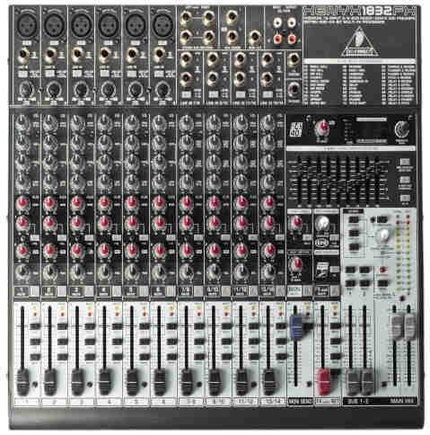 , možnost ovládání tabletem přes wi-fi. Repro, pevná instalace: 4x Mackie SRM 550, 2x subbass Megaton 800W, 2x stabilní odposlech D.A.