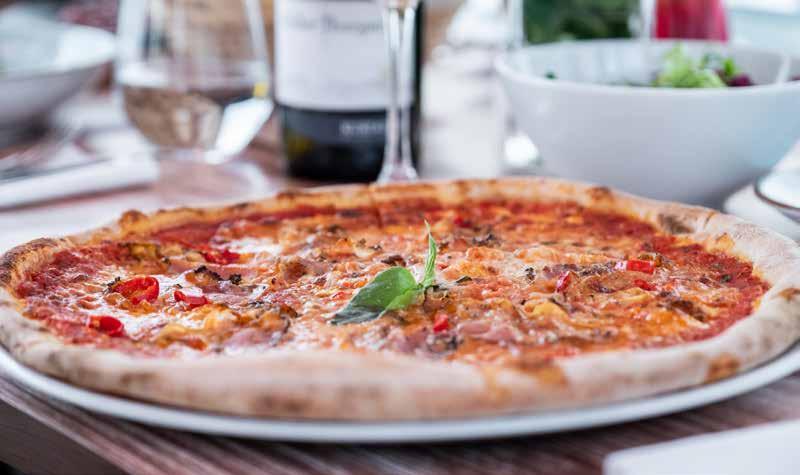Restaurace má kapacitu 108 míst, oddělený salonek 50 míst a letní terasa 96 míst.