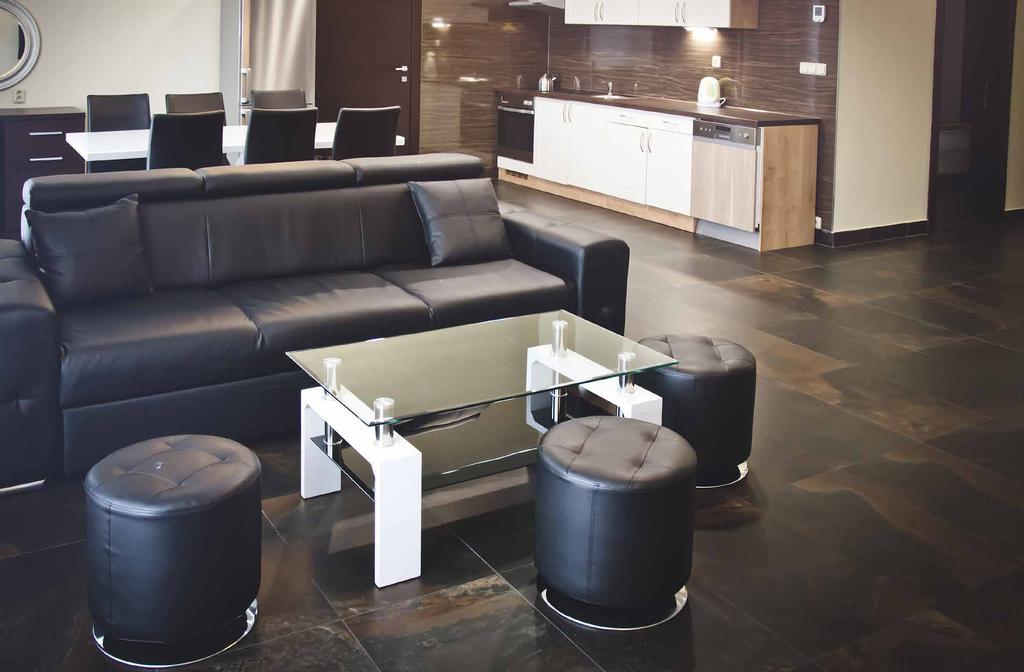 REZIDENCE FONTÁNA 28 luxusně vybavených apartmánů s recepcí nabízí ubytování s jednou, dvěma nebo třemi oddělenými ložnicemi a obývacím pokojem s