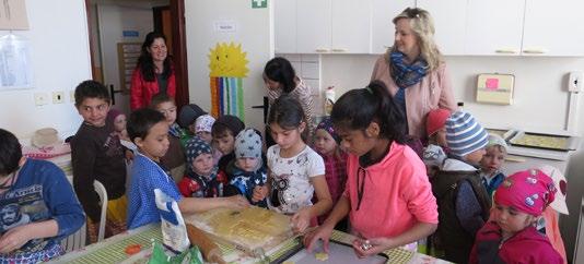 Malí i velcí návštěvníci měli možnost seznámit se na vlastní oči s prostředím školy, s jejím materiálním vybavením a s našimi pedagogickými pracovníky. U vstupu návštěvníky vítali žáci 8. a 9.