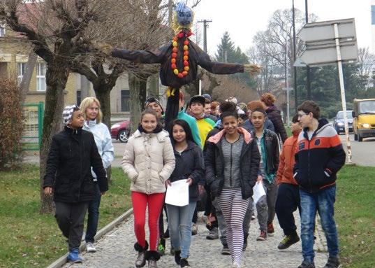 Poté příchozí provedli prostory školy, ukázali jednotlivé učebny pro výuku, učebnu výpočetní techniky, školní Pro naše předky byl rituál vynášení zimy a vítání jara významnou událostí, kterou