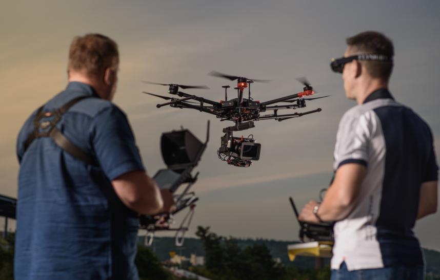 DJI MATRICE M600PRO + RONIN MX + BLACKMAGIC PRODUCTION CAMERA 4K Naše největší hexakoptéra pro špičkové filmařské natáčení.