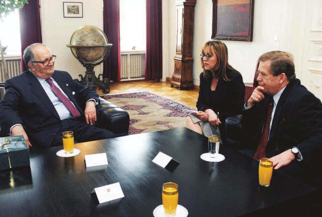 1919 2019 Setkání prezidenta MVČK Cornelia Sommarugy s prezidentem republiky Václavem Havlem na Pražském