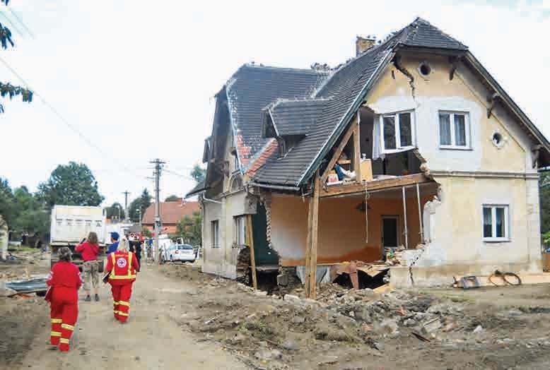 Povodně 2002 Povodněmi bylo na sklonku léta 2002 v České republice postiženo 46 okresů, evakuováno bylo téměř 220 000 lidí, zahynulo jich 15, zcela zatopeno bylo 99 měst a obcí, částečně zatopeno 347