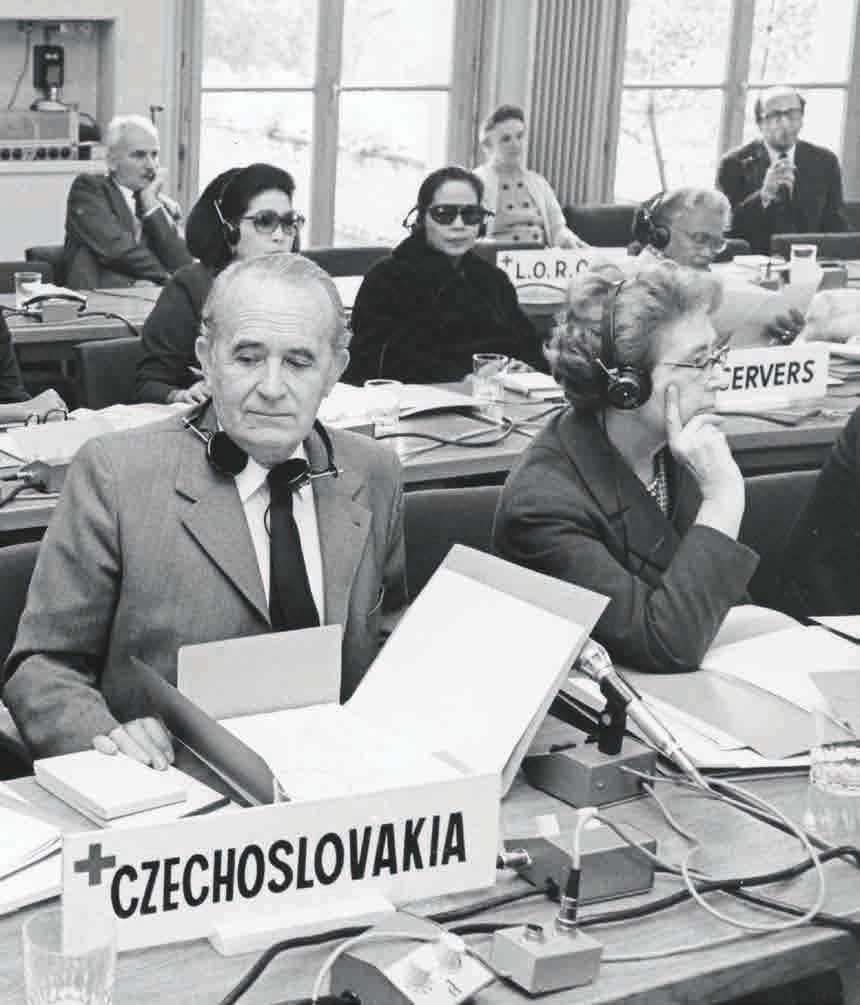 Delegace ČSČK na jednání Mezinárodního červeného kříže v Ženevě (říjen 1974) Rozdíl mezi formálními akty a praxí vyplýval ze specifického postavení ČSČK jako organizace, která je sice subjektem
