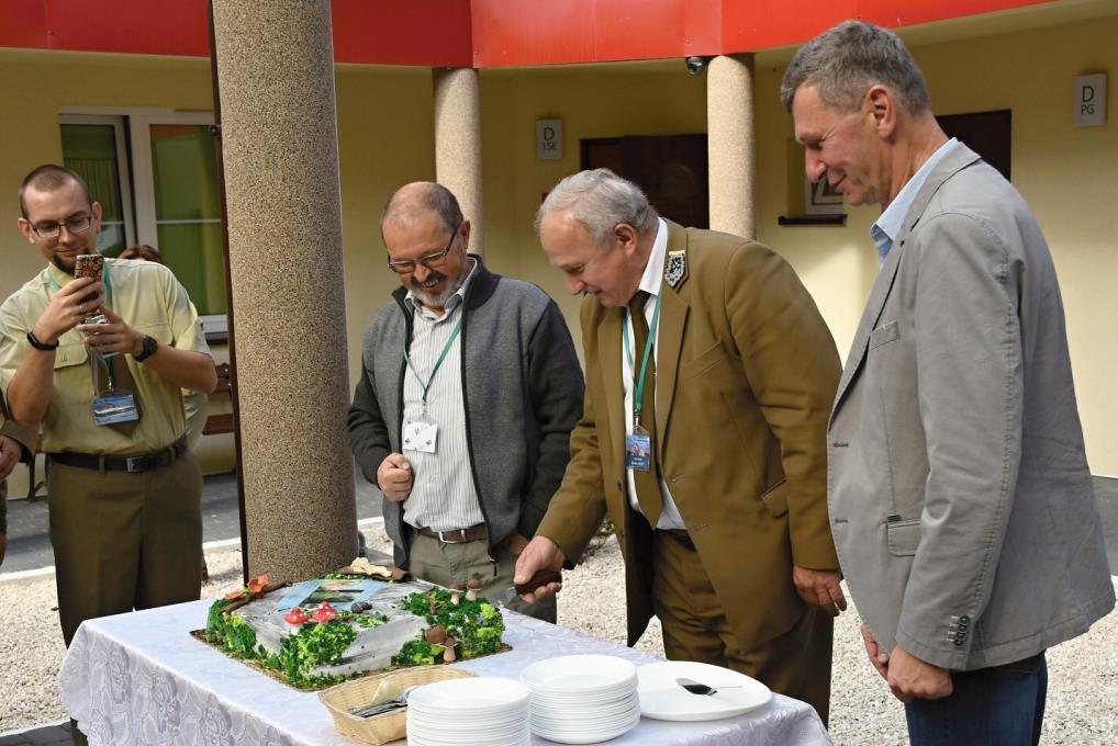 Obr. 24: Při zahájení 25. mezinárodní školy ochrany přírody krasových oblastí její organizátoři krájí výroční dort (foto: A.