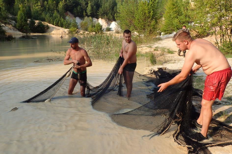 Obr. 11: Odlov nepůvodních karasů stříbrných v jezírku v lomu Seč u Rudice (foto: L.
