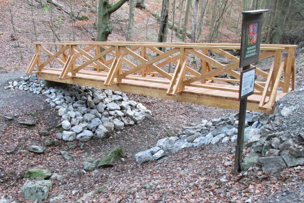 DPH), o lávka pro pěší přes Křtinský potok (258 189,- Kč vč. DPH) Obr. 12: Nový most pro pěší na frekventované turistické stezce v NPR Býčí skála (foto: J.